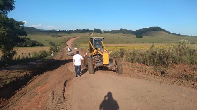 PREFEITO BETO TURCHIELLO VISTORIA OBRAS DE CASCALHAMENTO NO 4º DISTRITO