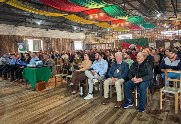 PREFEITO E VICE-PREFEITA PARTICIPAM DO 6º SEMINÁRIO DA SOJA EM JAGUARI