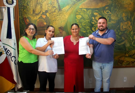 PREFEITO IGOR TAMBARA E VICE-PREFEITA ELENICE CATTELAN ENTREGAM MAIS DOIS TÍTULOS DE PROPRIEDADE EM JAGUARI 