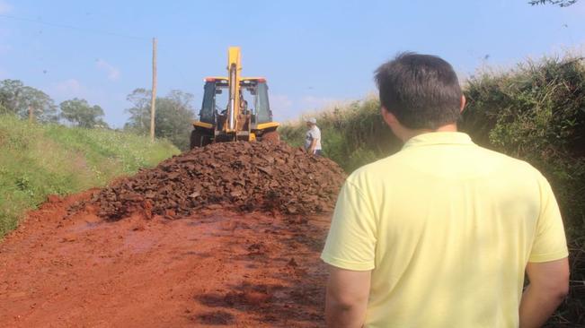 VICE-PREFEITO VISTORIA AS ESTRADAS DO INTERIOR