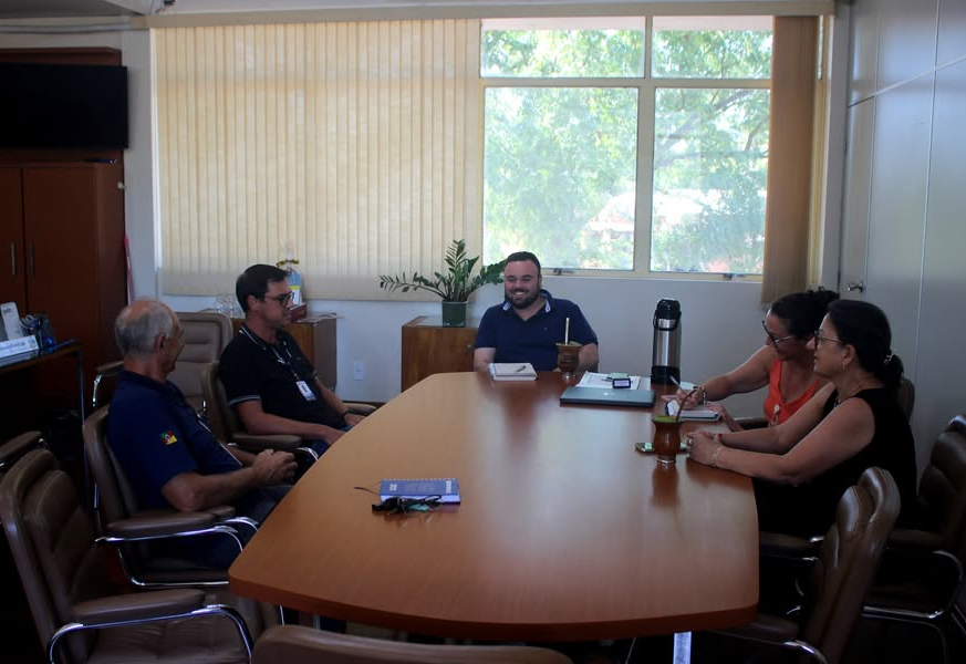 PREFEITO IGOR TAMBARA E VICE-PREFEITA ELENICE CATTELAN REÚNEM-SE COM EMATER PARA PLANEJAMENTO DA ASSISTÊNCIA AO AGRICULTOR FAMILIAR EM JAGUARI