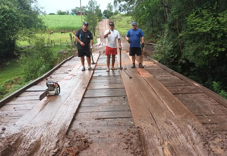 SECRETARIA DE OBRAS REALIZA SUBSTITUIÇÃO DOS TRILHOS DA PONTE DA LINHA 13