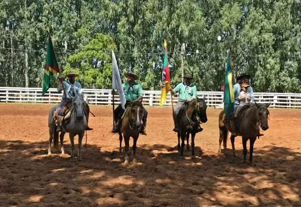 PREFEITURA PRESTIGIA ABERTURA DO RODEIO DO CTG INVERNADA DO CHAPADÃO