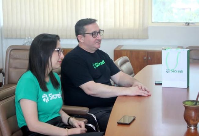 VISITA DA GERENTE DO SICREDI E DO AGENTE BANCÁRIO AO PREFEITO IGOR E À VICE-PREFEITA ELENICE