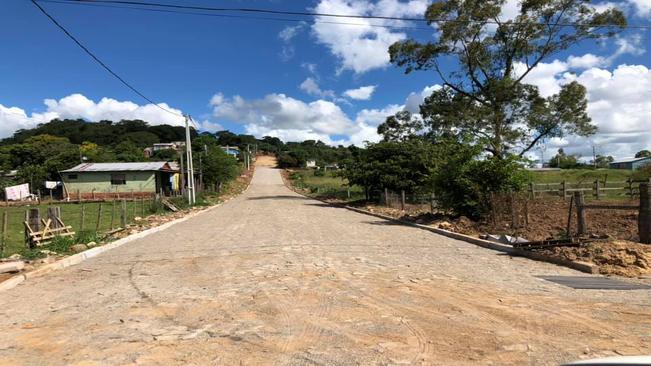 CALÇAMENTO NA RUA LUÍS ZANINI EM FASE DE CONCLUSÃO