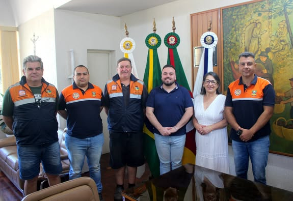 PREFEITO IGOR TAMBARA E VICE-PREFEITA ELENICE CATTELAN RECEBEM DEFESA CIVIL PARA DISCUTIR ESTIAGEM
