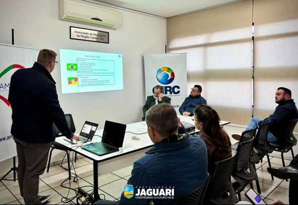 PREFEITO IGOR TAMBARA PARTICIPA DE ASSEMBLEIA DE PREFEITOS NA AM CENTRO