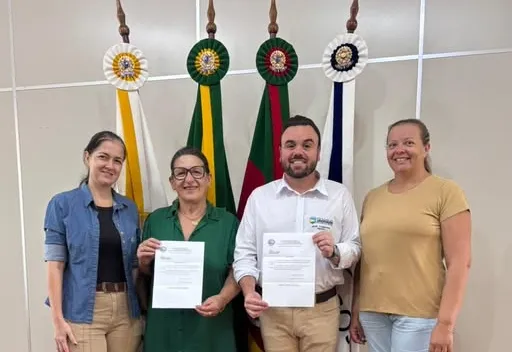 PREFEITO E VICE-PREFEITA RECEBEM CONVITE PARA A XV CAVALGADA DA MULHER 