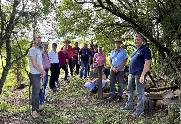 DIA DE CAMPO SOBRE PROTEÇÃO DE FONTES REÚNE PRODUTORES NA LOCALIDADE MANGUEIRINHA