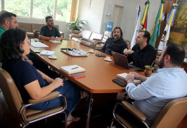 VISITA DE CLÁUDIO E SADI GIODA AO PREFEITO IGOR TAMBARA PARA DISCUTIR PLANO ESTRATÉGICO