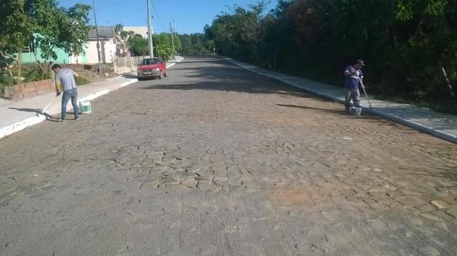 PREFEITURA REALIZA PINTURA DE MEIO-FIO NAS RUAS DA CIDADE