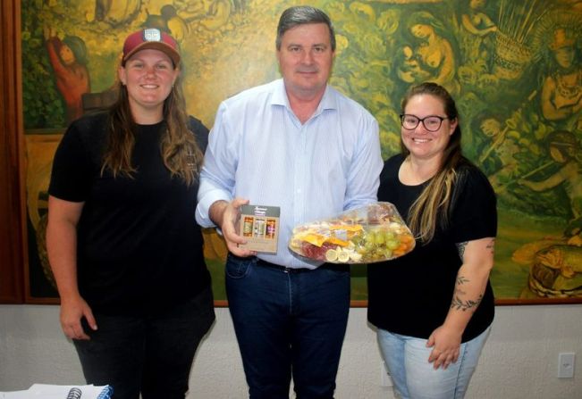 HOMENAGEM E GRATIDÃO: VISITA DA PALOUSE QUEIJARIA ARTESANAL AO PREFEITO BETO TURCHIELLO
