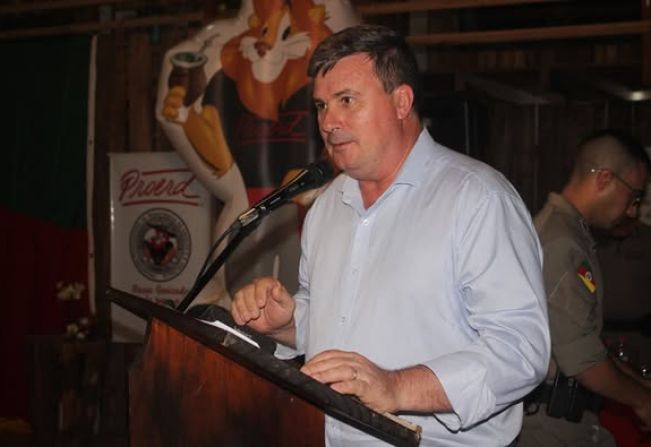 PREFEITO BETO TURCHIELLO PRESTIGIA FORMATURA DO PROERD EM JAGUARI