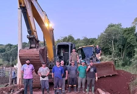RECONSTRUINDO COM TRABALHO E UNIÃO