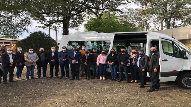 PREFEITO BETO TURCHIELLO ENTREGA MAIS UM VEÍCULO PARA O TRANSPORTE DE PACIENTES DA SAÚDE