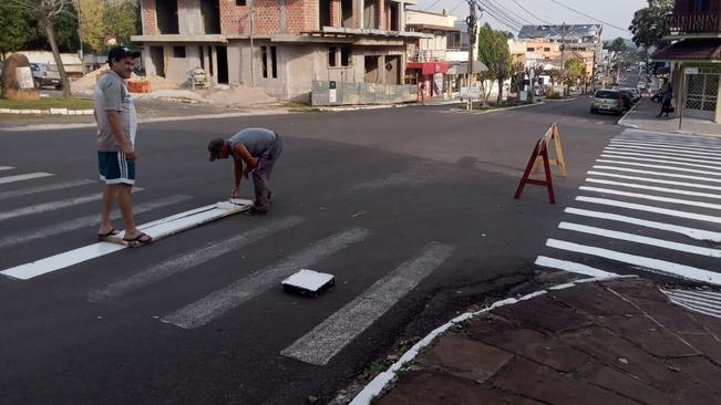 PREFEITURA REALIZA A PINTURA DAS FAIXAS DE PEDESTRES E RAMPAS DE ACESSIBILIDADE