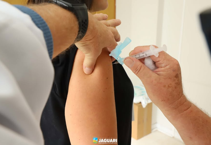 VACINAÇÃO CONTRA A GRIPE SEGUE EM JAGUARI – E NESTE SÁBADO TEM AÇÃO ESPECIAL NA FEIRA