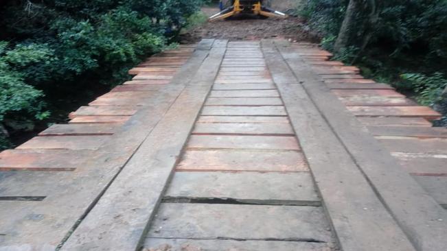 Equipe da Secretaria de Obras e Viação recupera pontilhão de madeira na zona rural